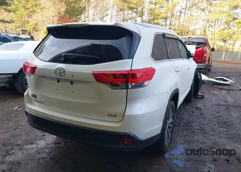 2019 Toyota Highlander Xle z USA, uszkodzony, nr VIN 5TDKZRFHXKS301679